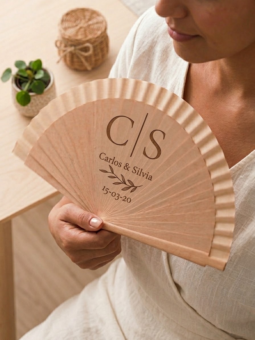 Abanico de Madera Personalizado con Grabado Láser – Recuerdo para Bodas