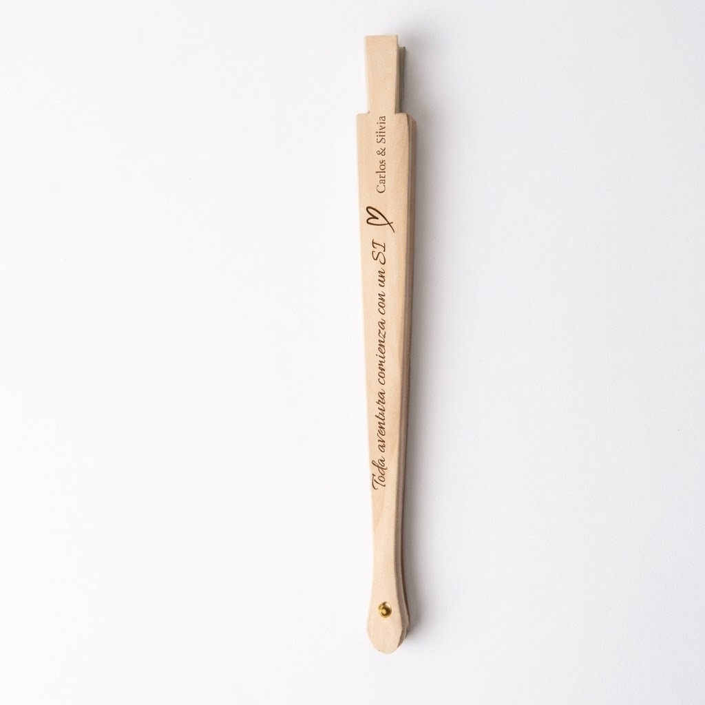 Abanico de Madera Personalizado con Grabado Láser – Recuerdo para Bodas - Imagen 3