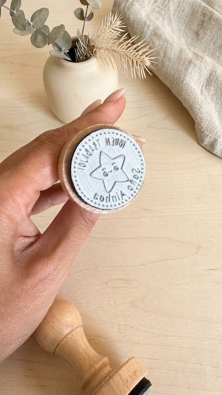 Sello de Madera Personalizado para Profesores "¡Buen Trabajo!" con Estrella - Imagen 2