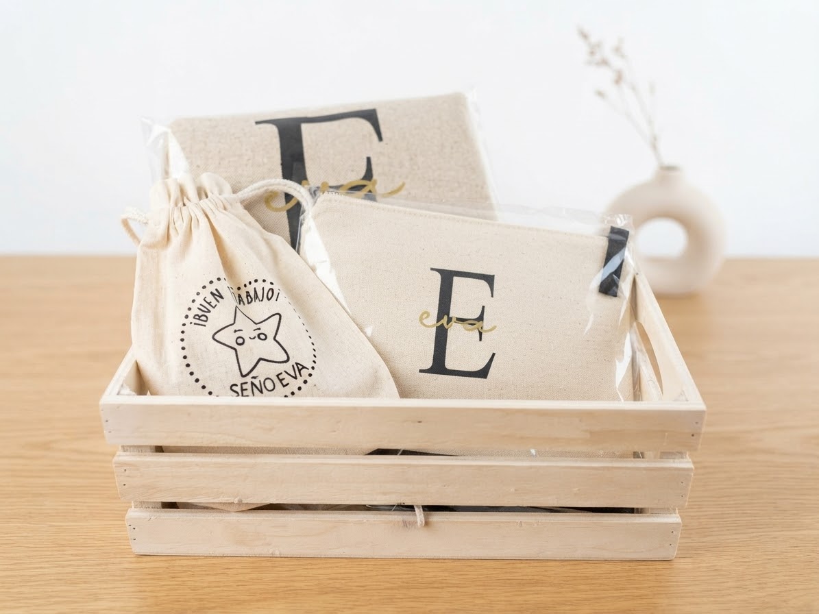 Pack Regalo Completo para Profesoras – Sello Motivacional de Madera, Neceser y Tote Bag Personalizados