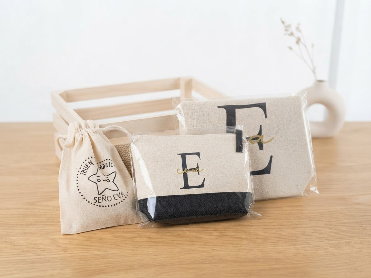 Pack Regalo Completo para Profesoras – Sello Motivacional de Madera, Neceser y Tote Bag Personalizados - Imagen 2